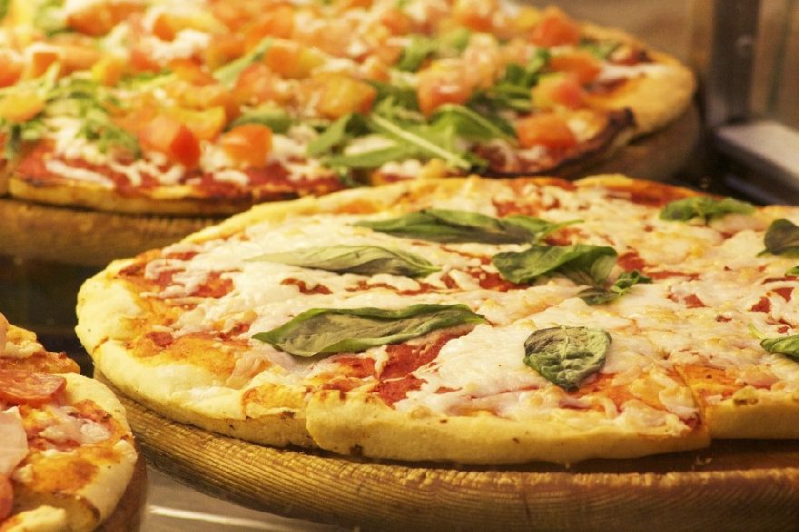 Leckere Pizza bei der Pizzeria Serenata mit lieferservice für Gütersloh sowie harsewinkel und Umgebung