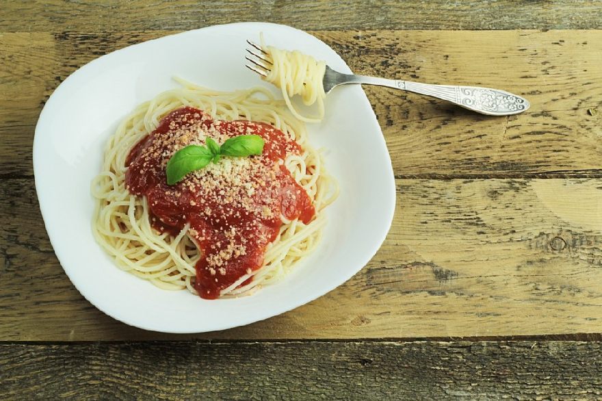spaghetti maccheroni auf teller zum essen bei der Pizzeria Serenata mit italienischen traditionellen Essen sowie Lieferservice in Gütersloh.